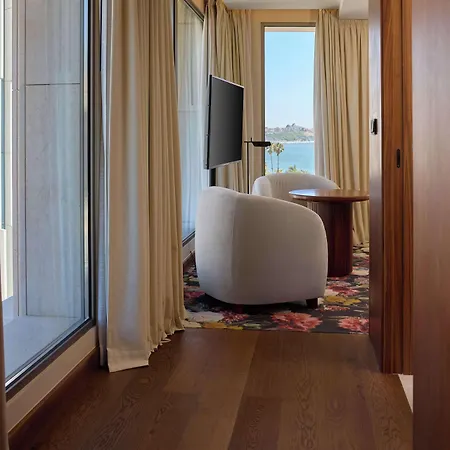 Duo Lisbon, Curio Collection By Hilton