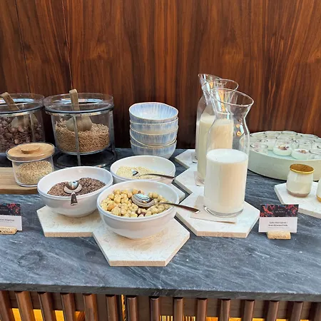 Duo Lisbon, Curio Collection By Hilton