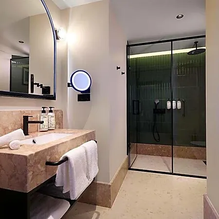 Duo Lisbon, Curio Collection By Hilton