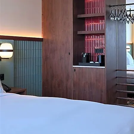 Готель Duo Lisbon, Curio Collection By Hilton 4*