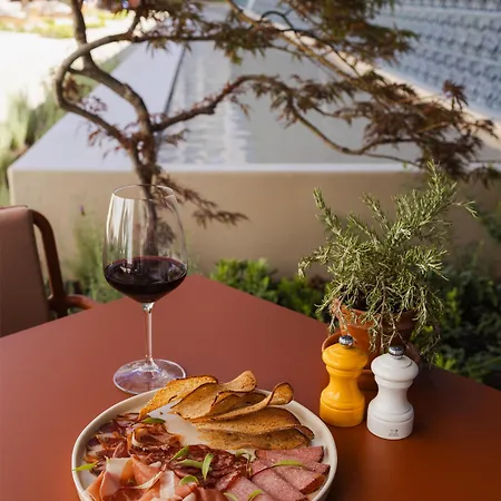Отель Duo Lisbon, Curio Collection By Hilton