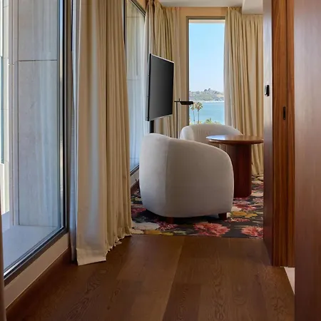 Duo Lisbon, Curio Collection By Hilton